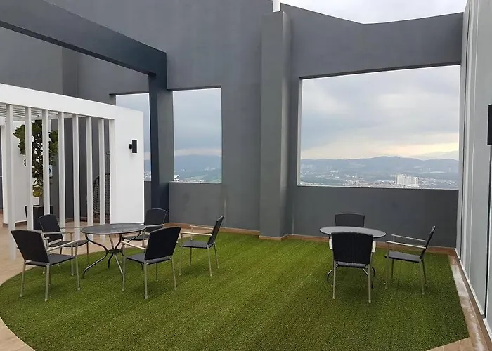 Symphony Tower Premium 3Br 100Mbps Wi-Fi & Netflix